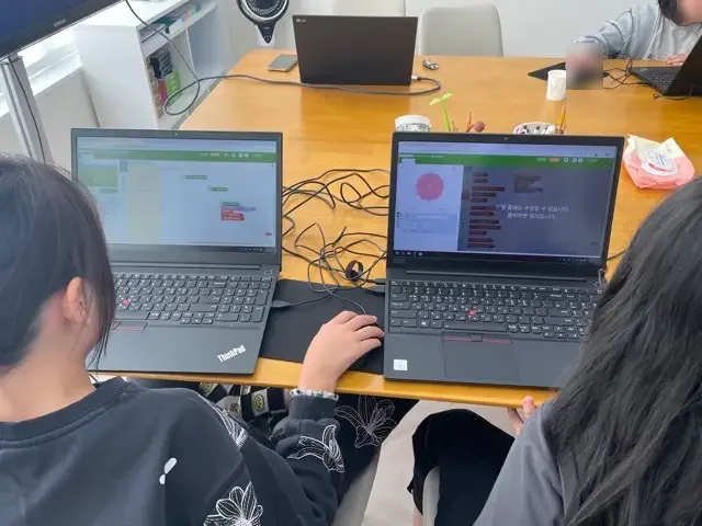 엔트리 블록코딩 화면이 띄워진 노트북 두 대