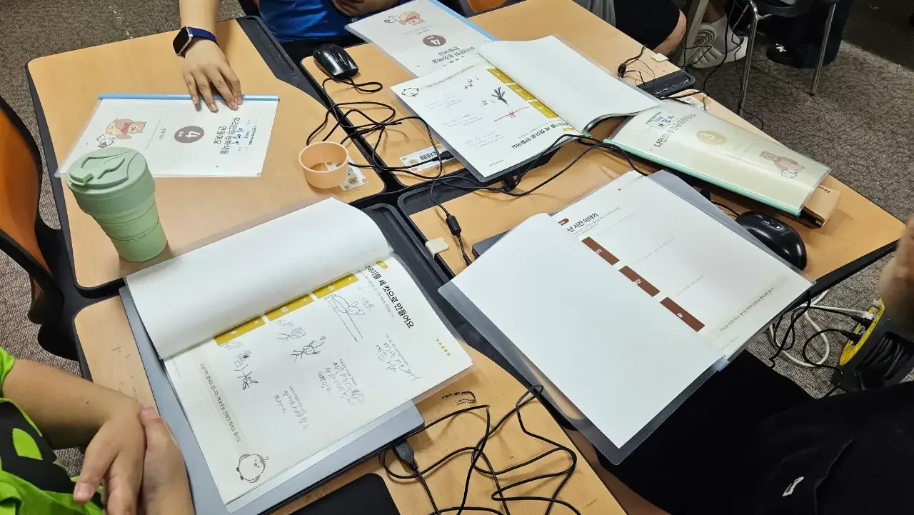 책상 위에 펼쳐진 느린학습자용 AI 동화책 창작 워크북