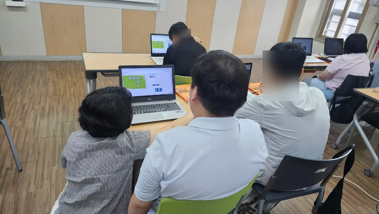 노트북 앞에 앉은 수강생들의 뒷모습