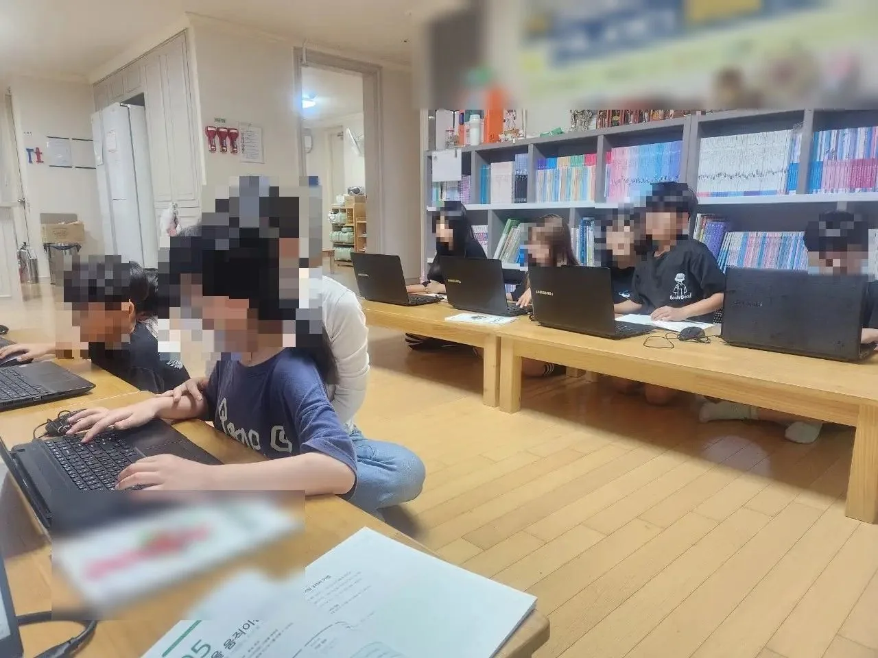 통영의 한 지역아동센터, 워크북을 펴 놓고 노트북으로 실습하는 아이들