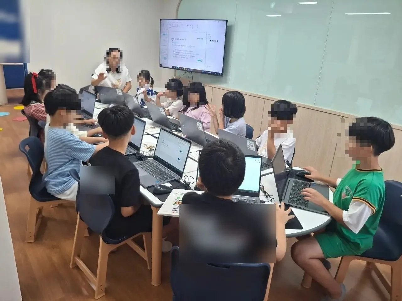 완도의 한 지역아동센터, 첫 수업에서 AI가 무엇인지 함께 알아보는 아이들