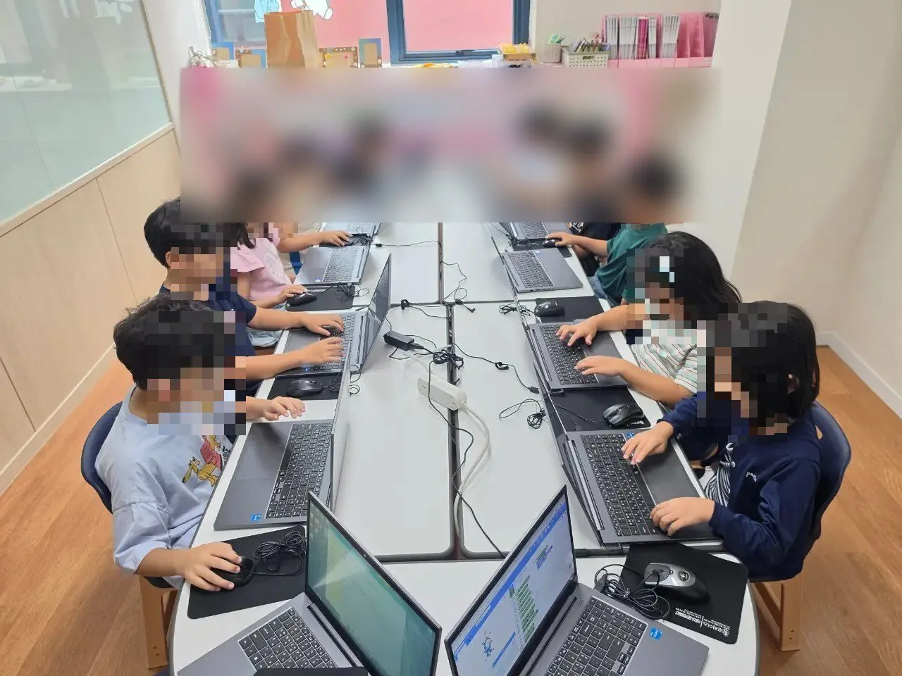 완도의 한 지역아동센터, 마주 앉아 각자 노트북으로 실습하는 아이들