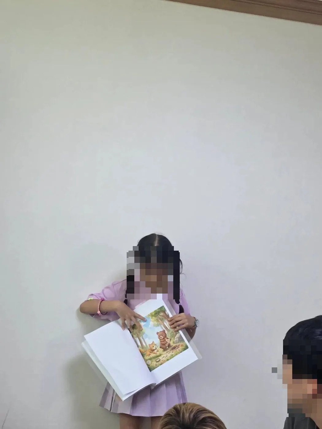 통영의 한 지역아동센터, 완성한 나만의 동화책을 들고 선 아이