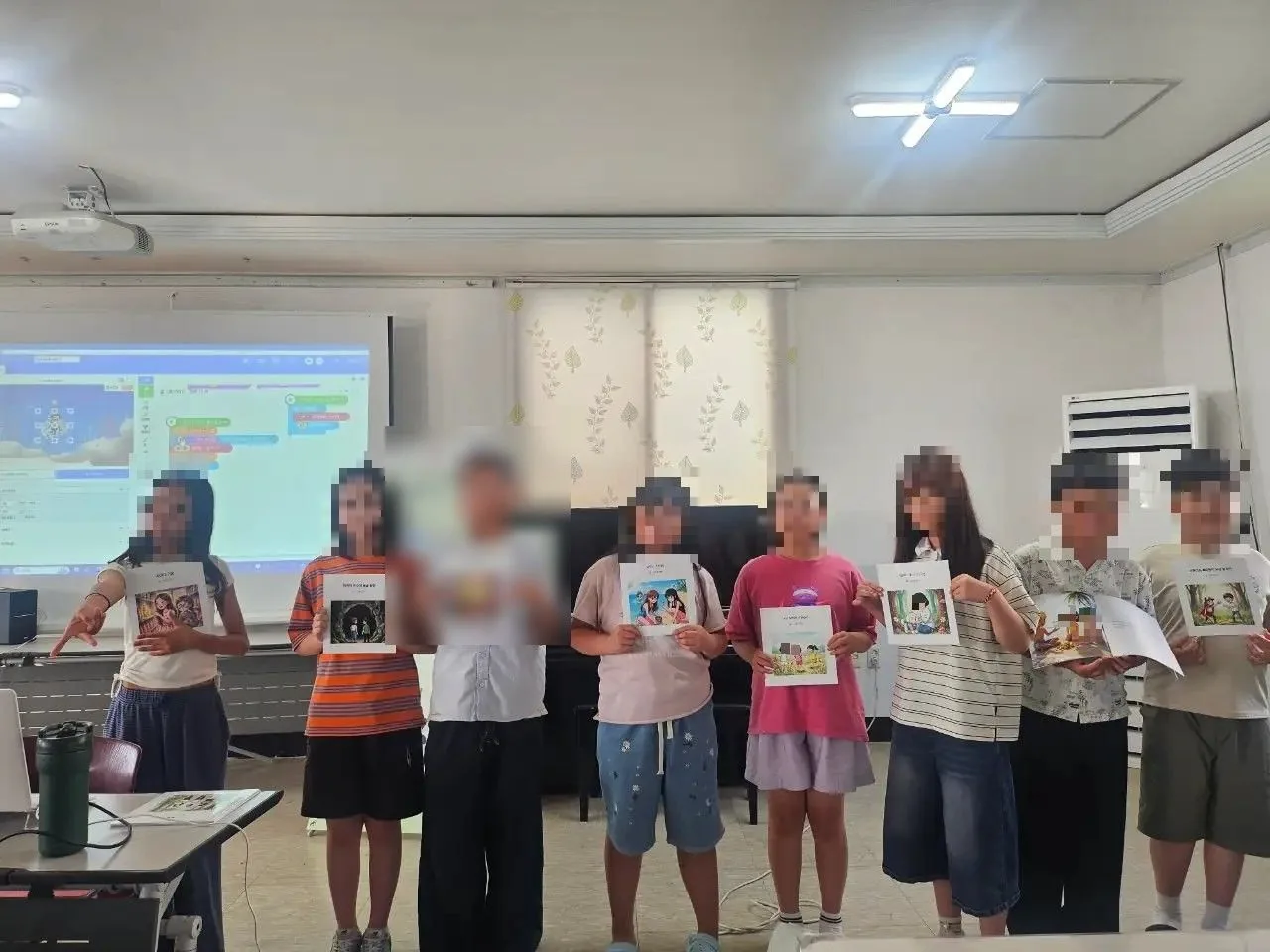 완도의 한 지역아동센터, 나란히 서서 자기 동화책을 펼쳐 보이는 아이들