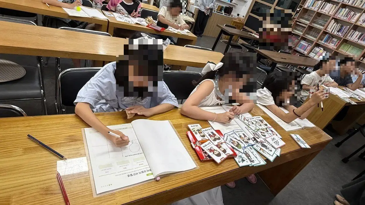 카드를 펼쳐 놓고 이야기를 고르는 아이들