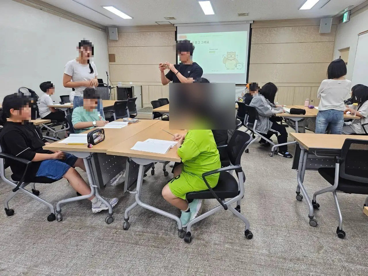 모둠으로 둘러앉아 함께 활동하는 아이들