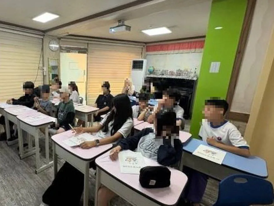 토론 수업에 참여하는 청소년들