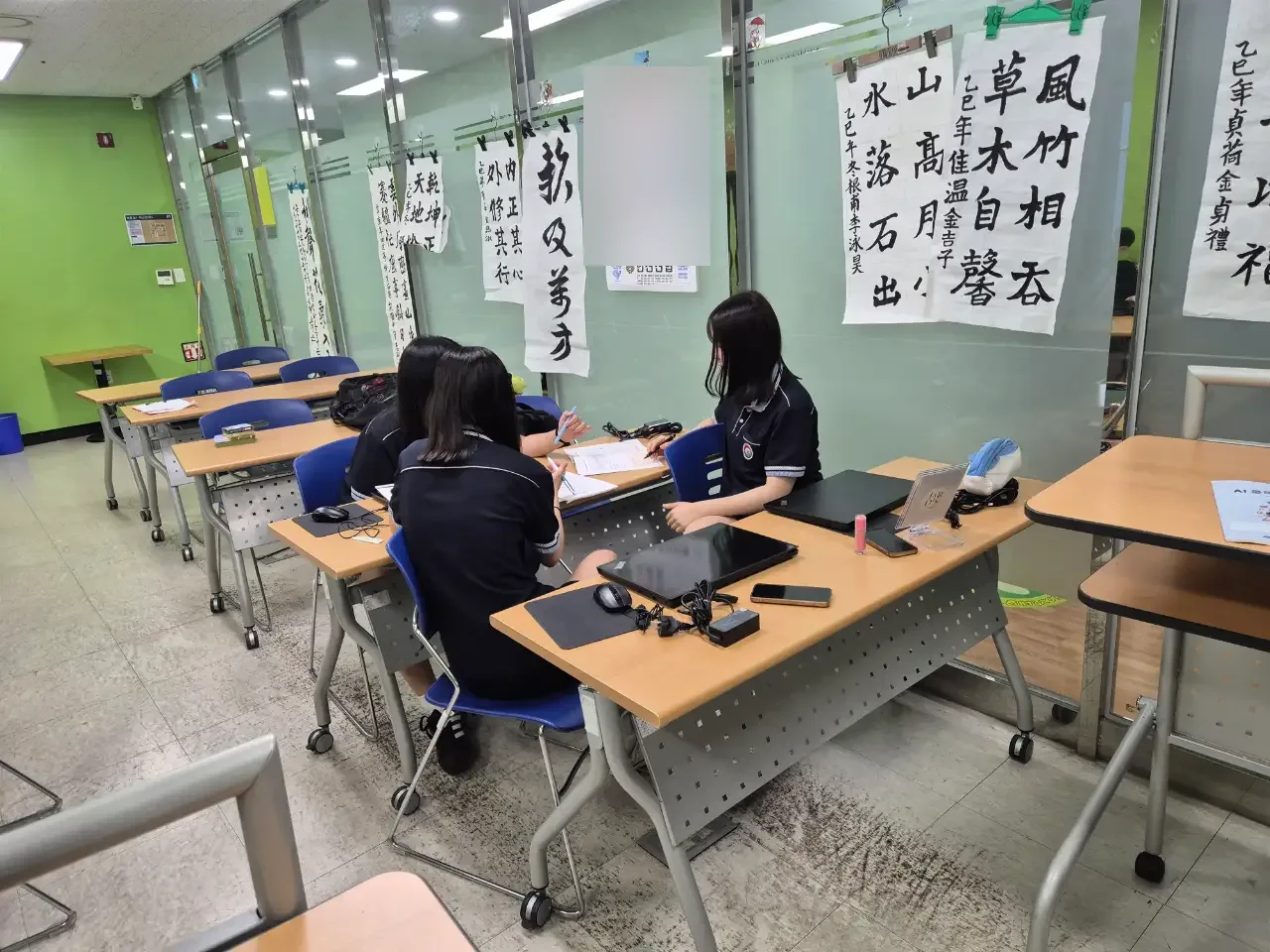 교실에서 노트북을 보는 청소년들의 뒷모습
